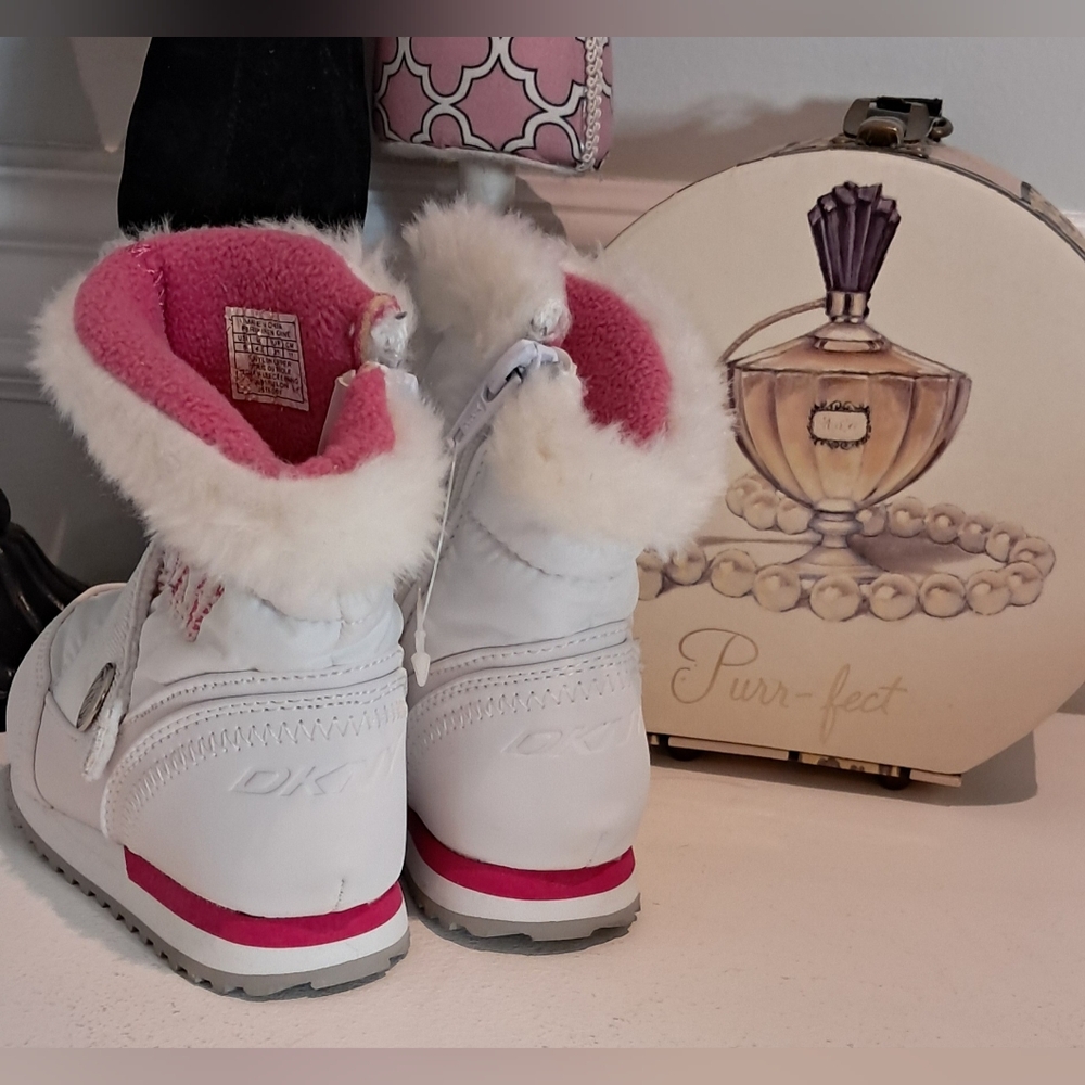 DKNY Wite and Pink Kids Winter Boots Size 5 NWOT - Picture 4 of 8